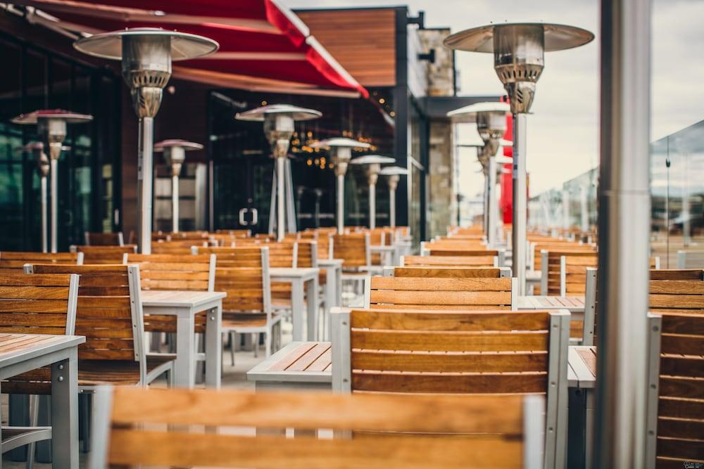 Otl Gouverneur Chicoutimi 외부 사진 Patio heaters at a restaurant