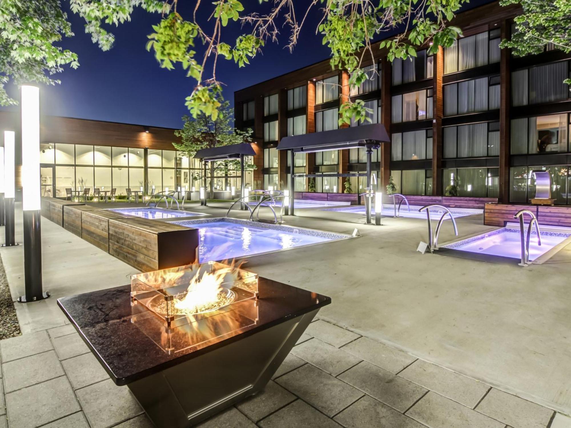 Otl Gouverneur Chicoutimi 외부 사진 The outdoor spa at the Hotel