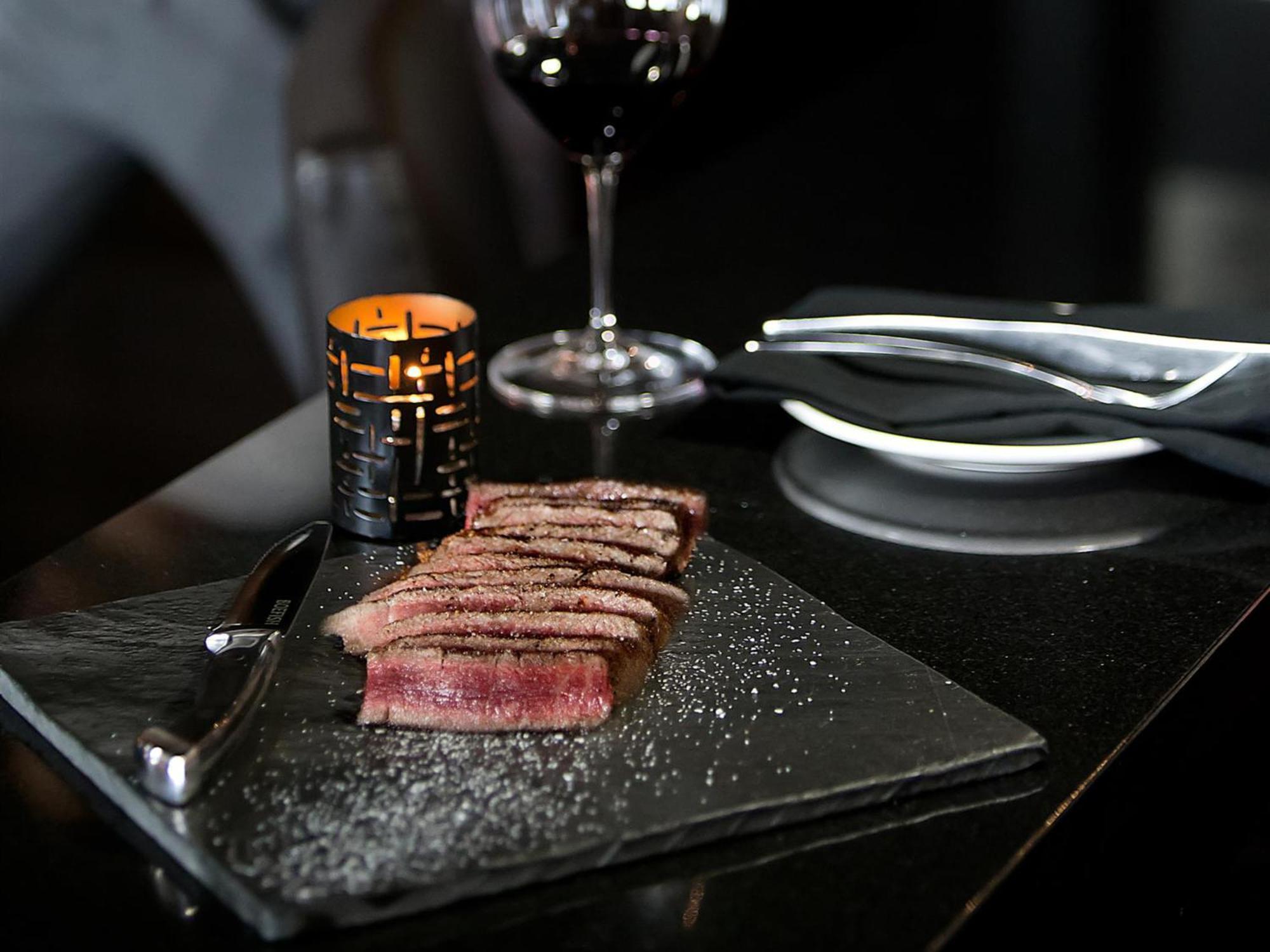 Otl Gouverneur Chicoutimi 외부 사진 A steak at the restaurant
