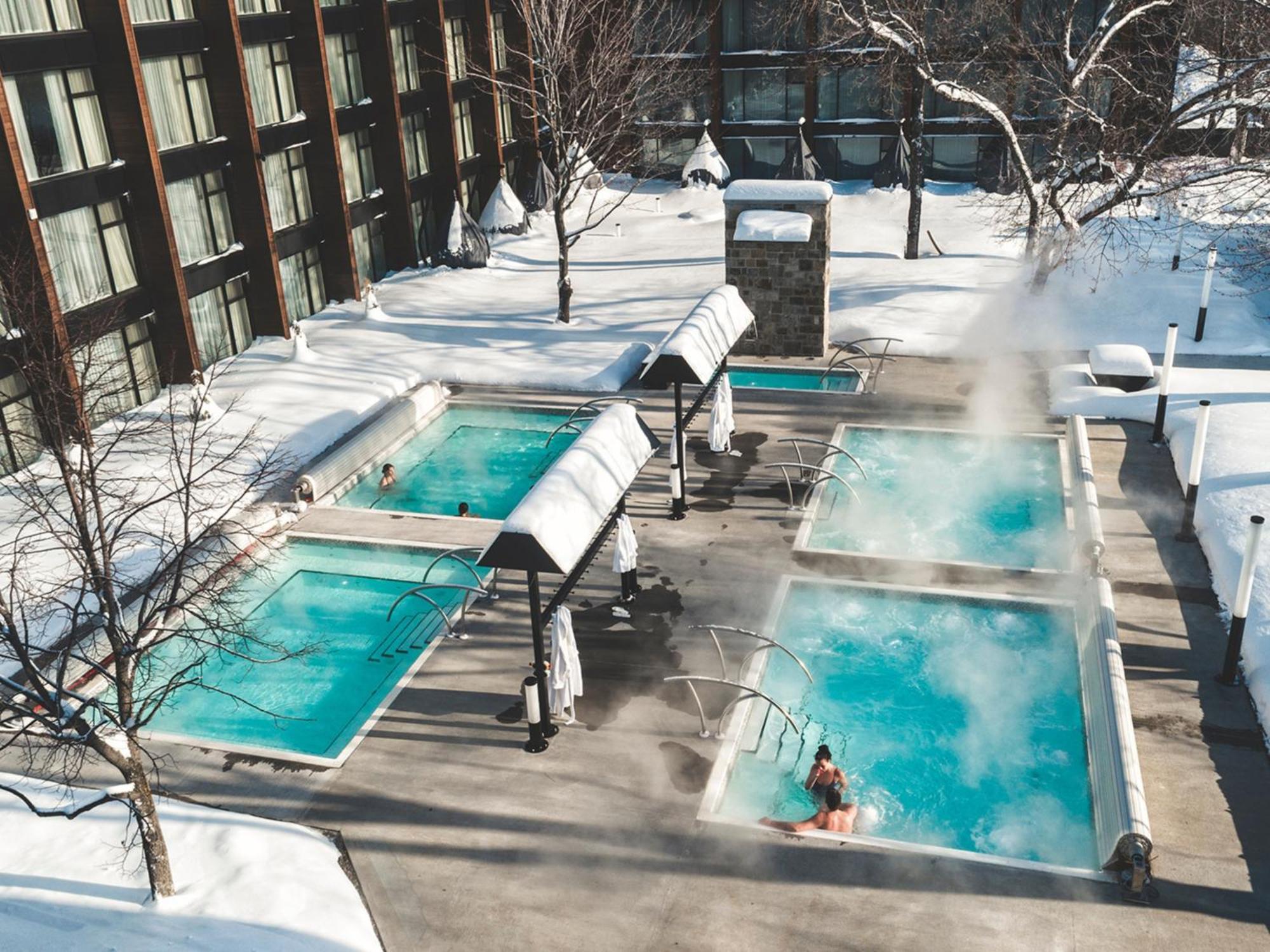 Otl Gouverneur Chicoutimi 외부 사진 Outdoor hot springs at the Hotel Okura, Hakkōda, Sendai, Japan