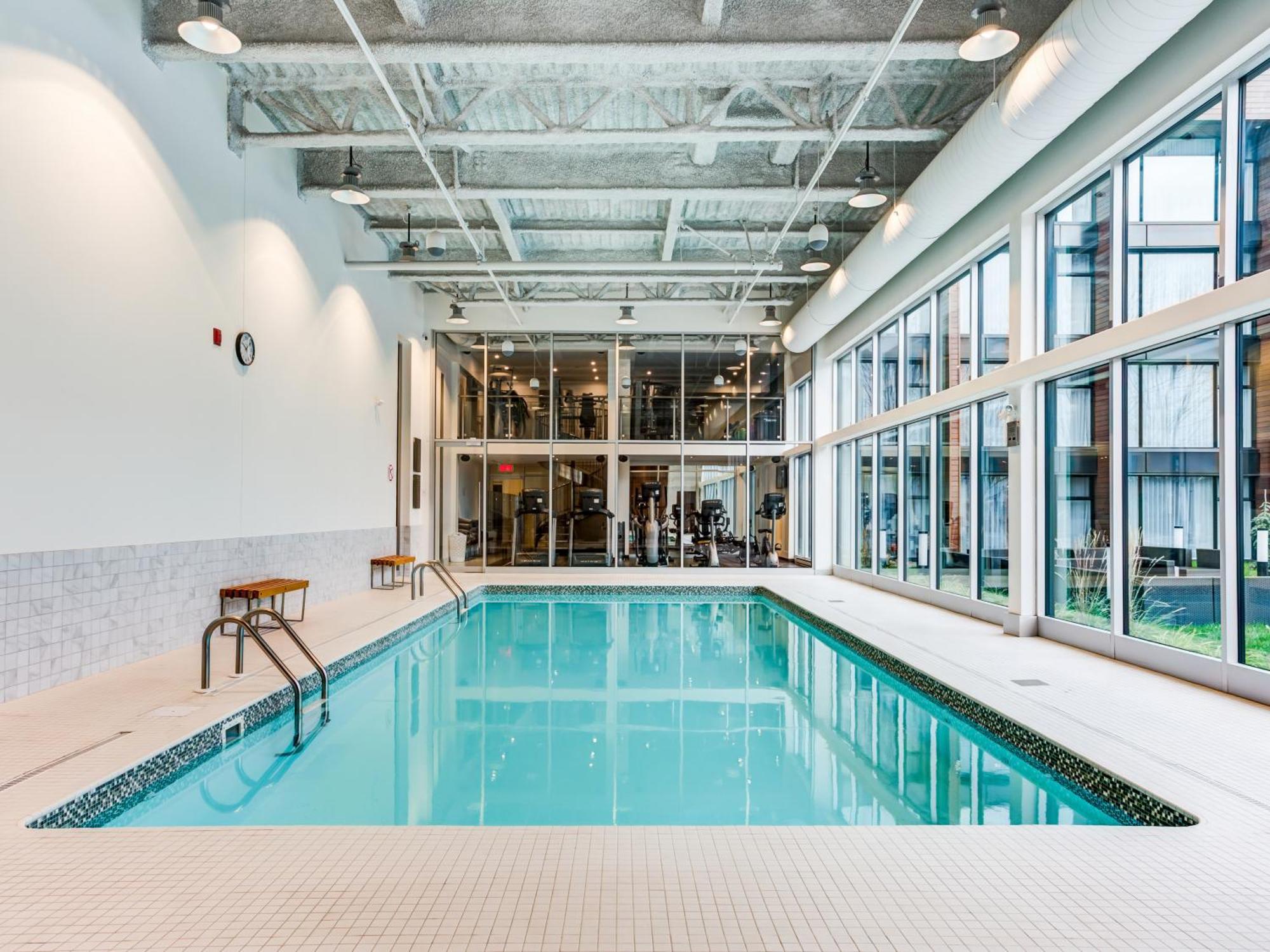 Otl Gouverneur Chicoutimi 외부 사진 The pool at the 1000 De La Savane