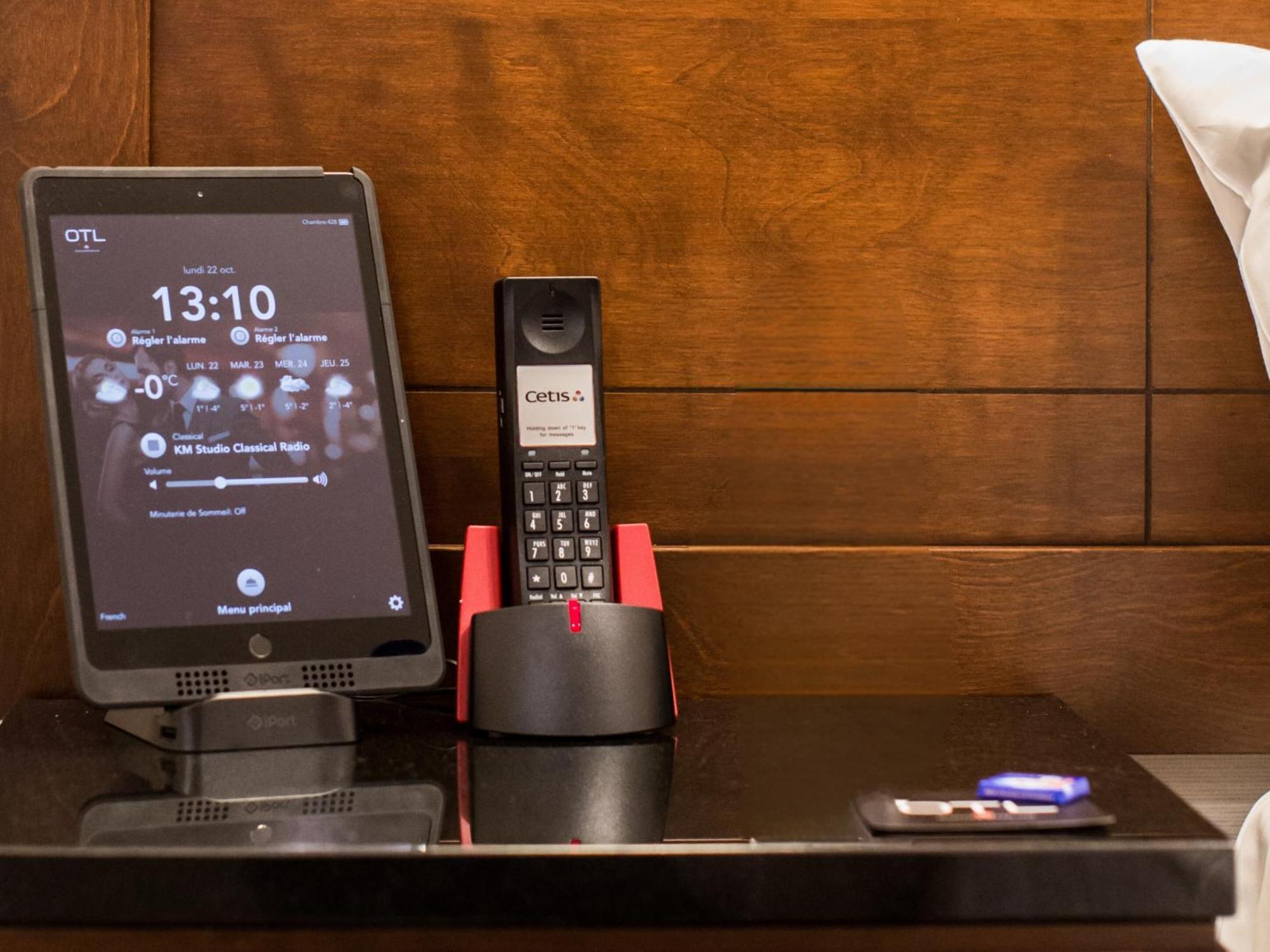 Otl Gouverneur Chicoutimi 외부 사진 A phone and a tablet in a hotel room