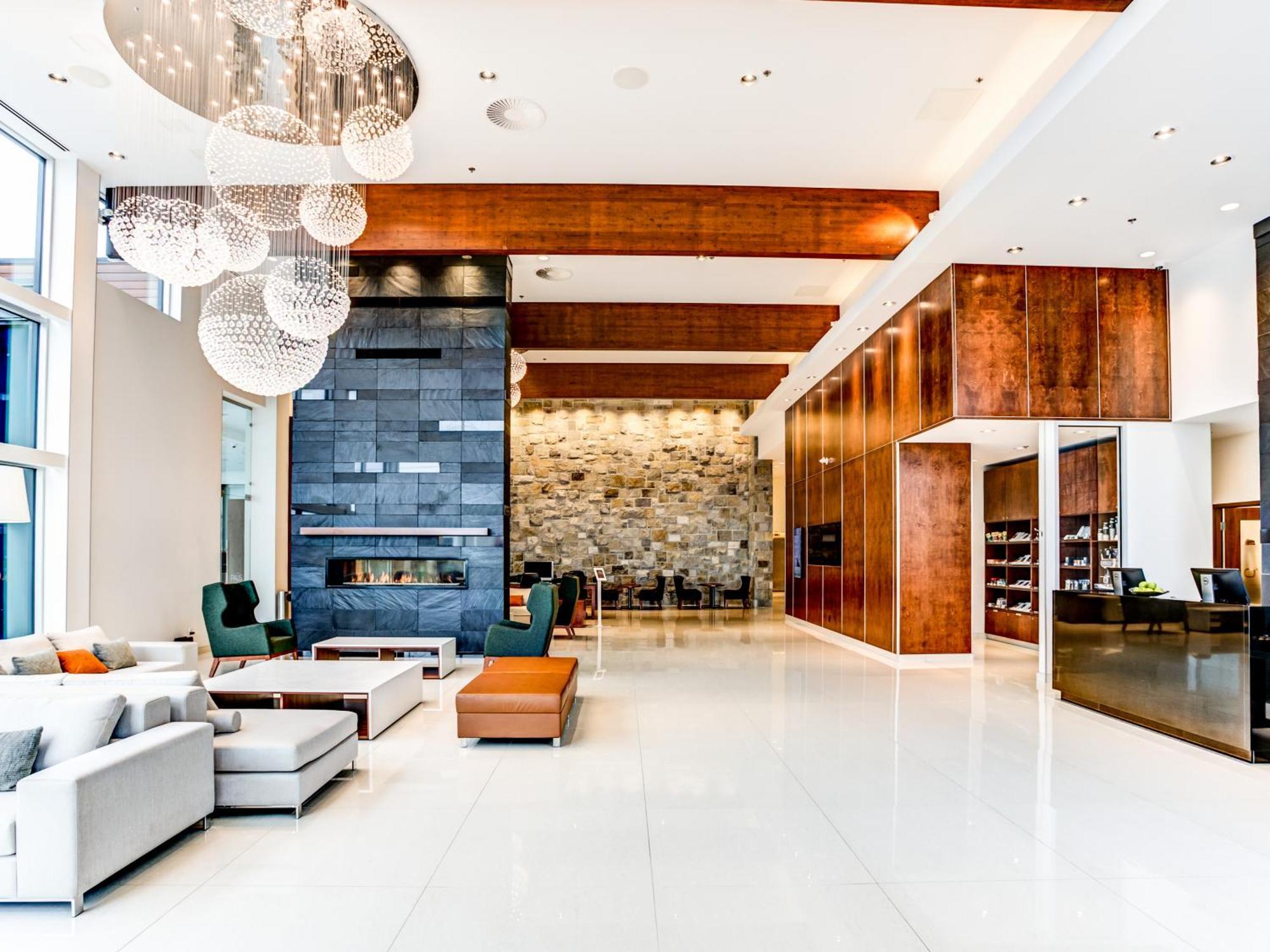 Otl Gouverneur Chicoutimi 외부 사진 The lobby of the Ritz-Carlton, Downtown, Los Angeles