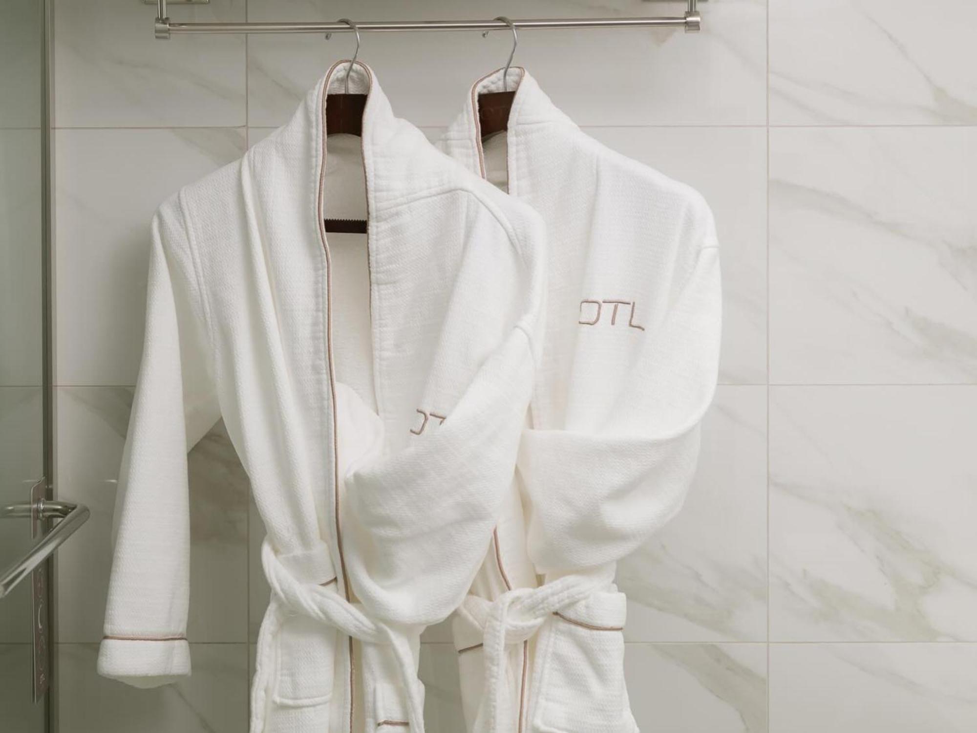 Otl Gouverneur Chicoutimi 외부 사진 Bathrobes