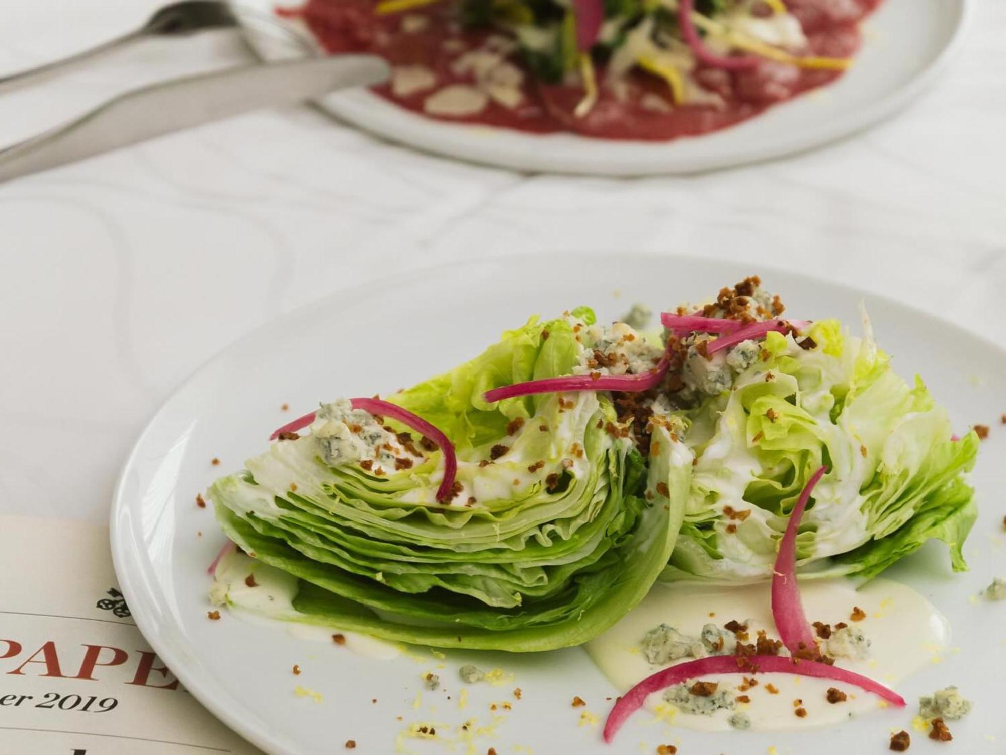 Otl Gouverneur Chicoutimi 외부 사진 A wedge salad