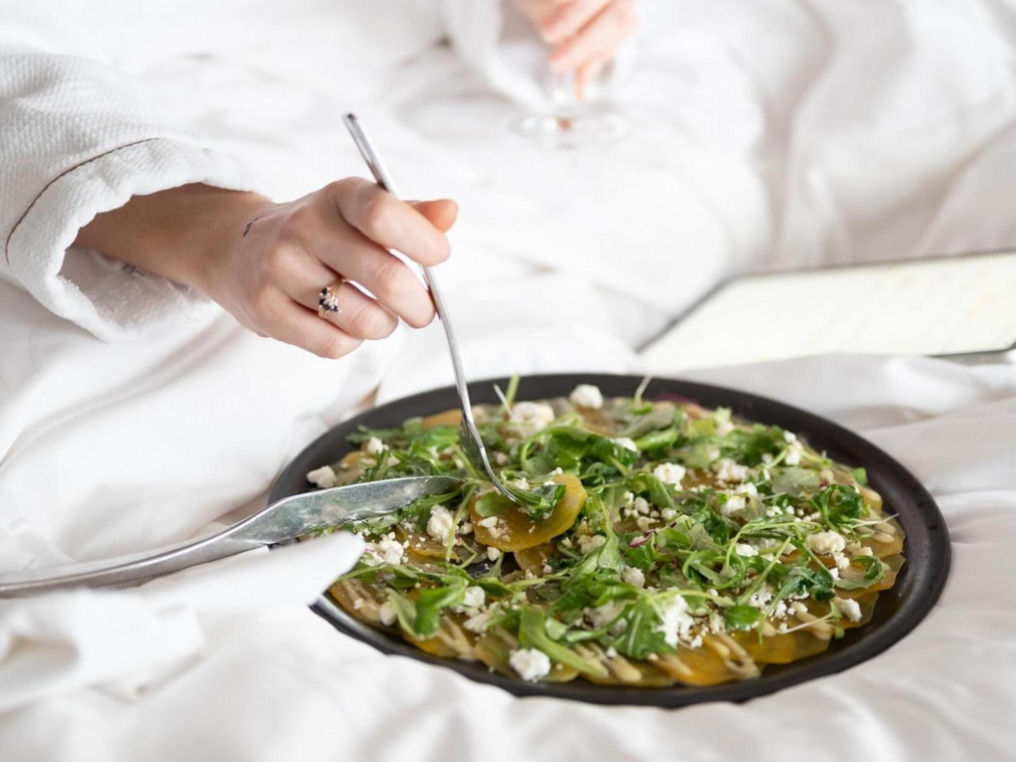 Otl Gouverneur Chicoutimi 외부 사진 A chef preparing a salad