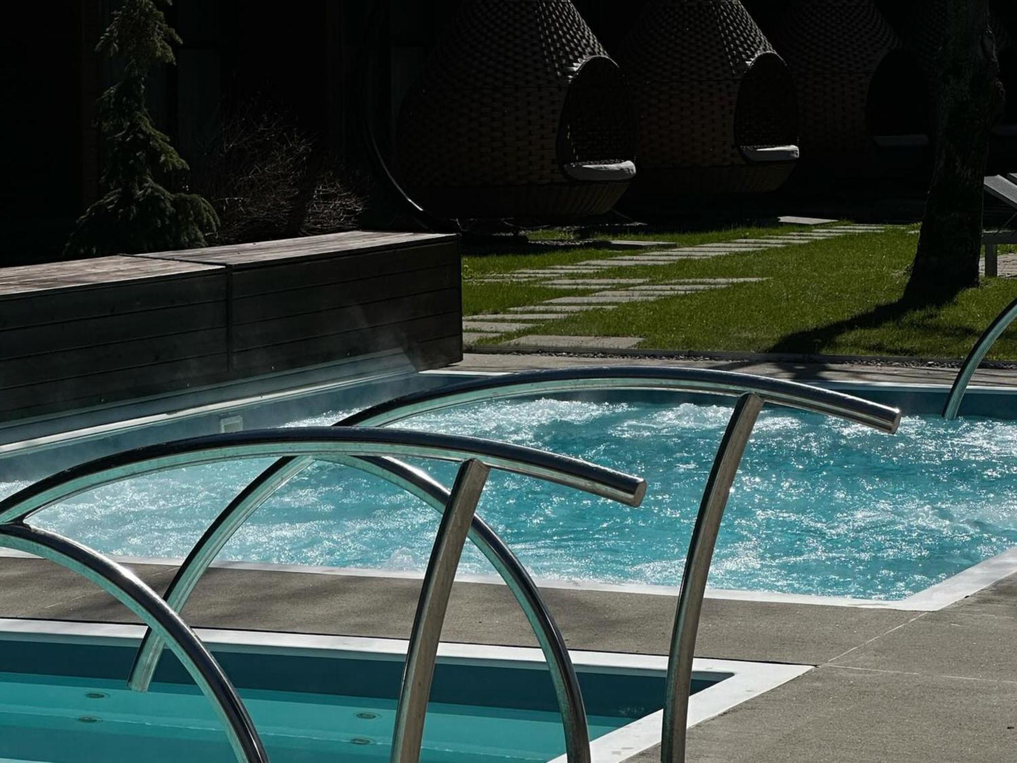 Otl Gouverneur Chicoutimi 외부 사진 A pool enclosure