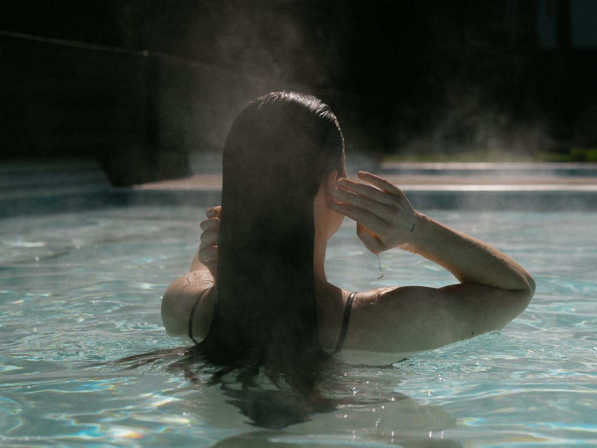 Otl Gouverneur Chicoutimi 외부 사진 A woman bathing in a hot spring